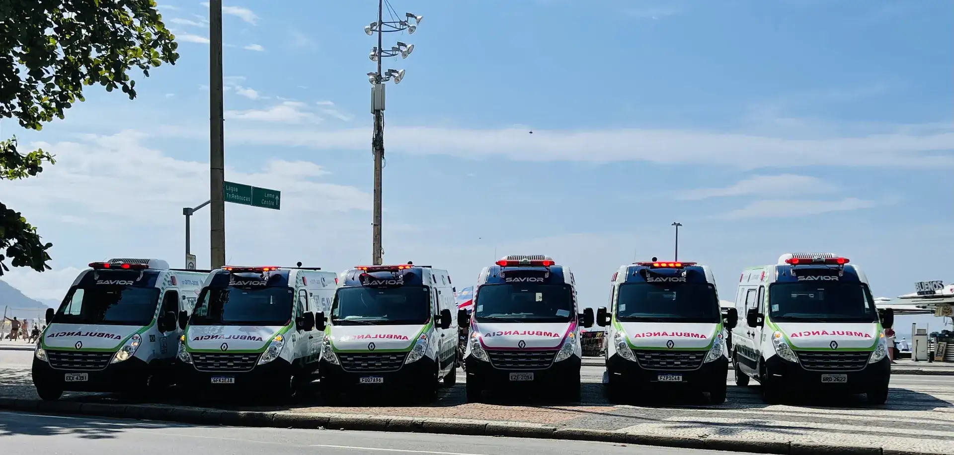 Frota própria da Savior alinhada em Copacabana — Rio de Janeiro